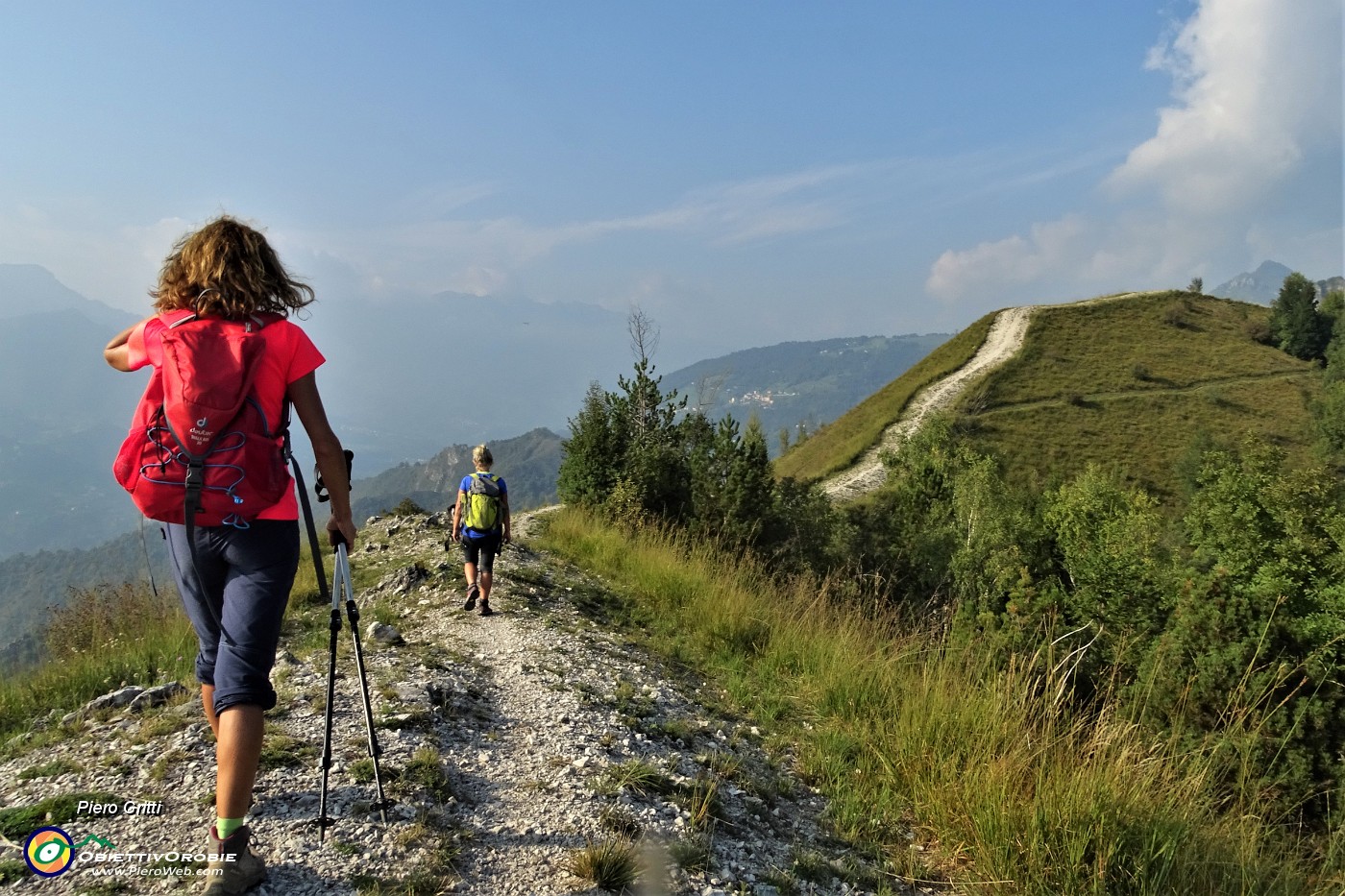 50 Il sent. 594 corre sulla 'linea taglia-fuoco' tra Bracca di Val Serina e S. Pellegrino di Val Brembana.JPG